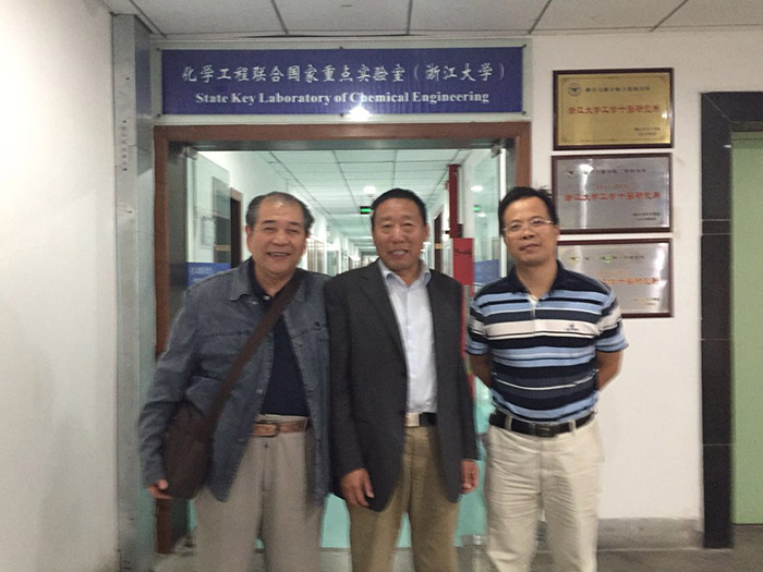張總在浙大實驗室與教授合影