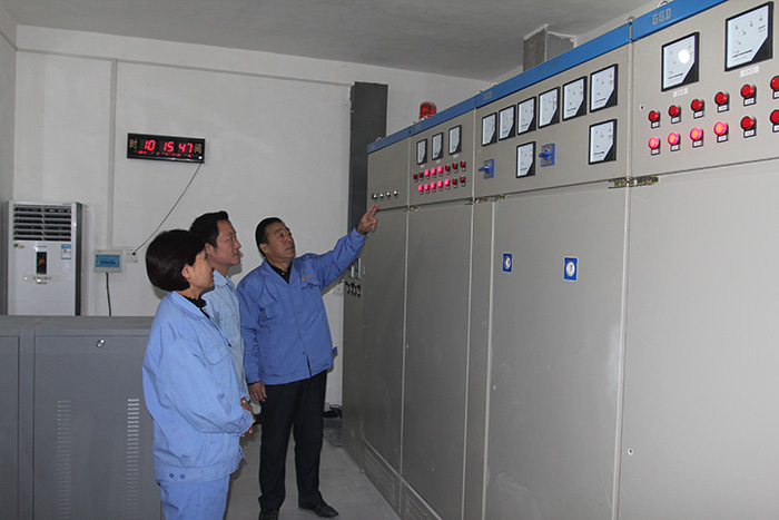 張副總對職工進行技術(shù)指導(dǎo)